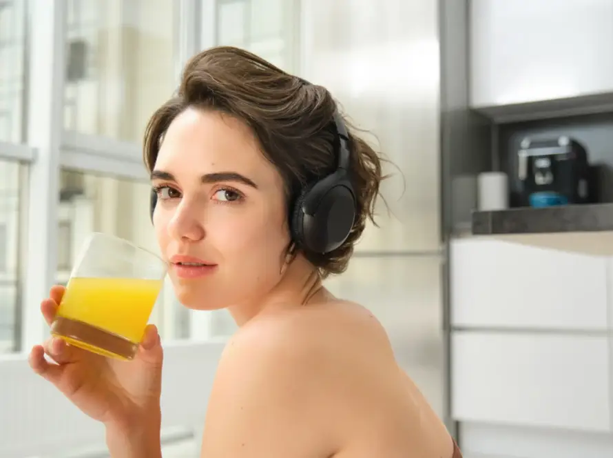 Confident woman enjoying self-care at home, representing wellness lifestyle and rising demand for wand vibrator in Europe