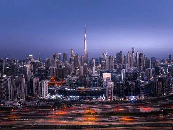 منظر بانورامي لمدينة دبي ليلاً مع برج خليفة، يرمز إلى الابتكار والطموح في الشرق الأوسط – Gaia Sex Tech