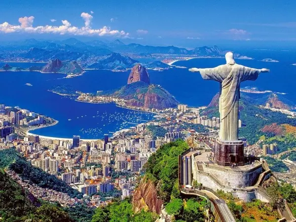 Vista panorâmica do Cristo Redentor e da Baía de Guanabara no Rio de Janeiro, Brasil.