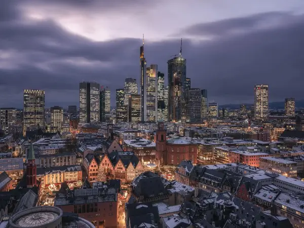 Abendliche Skyline von Frankfurt am Main mit modernen Hochhäusern, Symbol für Innovation und wirtschaftlichen Erfolg – Gaia Sex Tech
