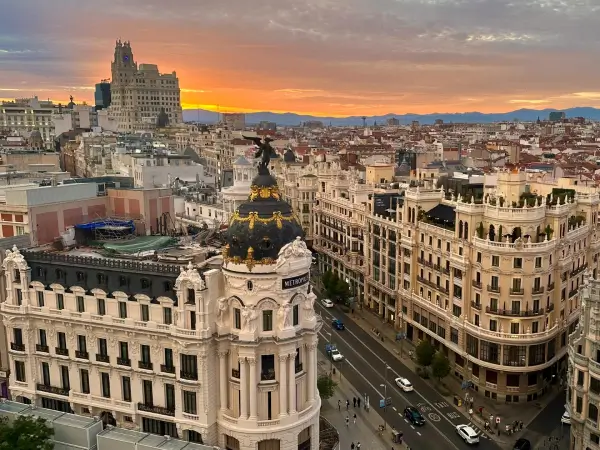 Vista al atardecer de la Gran Vía de Madrid, símbolo de elegancia, modernidad y conexión global – Gaia Sex Tech