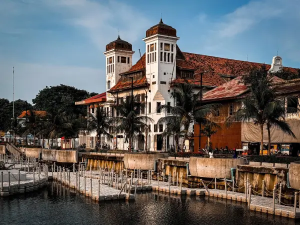 Bangunan kolonial tua di tepi kanal di Jakarta, Indonesia.
