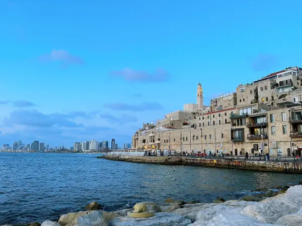 נוף חוף יפו עם מבנים עתיקים לצד הים התיכון ביום בהיר