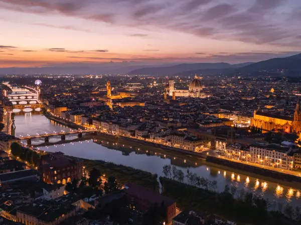 Panorama notturno di una città italiana illuminata, simbolo di eleganza, cultura e ispirazione per il marchio Gaia Sex Tech.