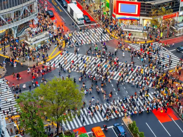 東京・渋谷スクランブル交差点の街並み。多様性と調和、そして前進を象徴する風景 – Gaia Sex Tech