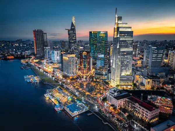 Thành phố Hồ Chí Minh nhìn từ trên cao vào buổi hoàng hôn.