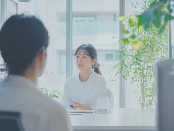 明るいオフィスで打ち合わせをする女性、信頼とパートナーシップを象徴するシーン – Gaia Sex Techとの未来共創を表現。