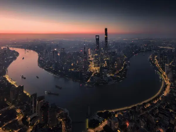 上海外滩与黄浦江夜景航拍图，展现中国现代都市的繁华与创新精神。