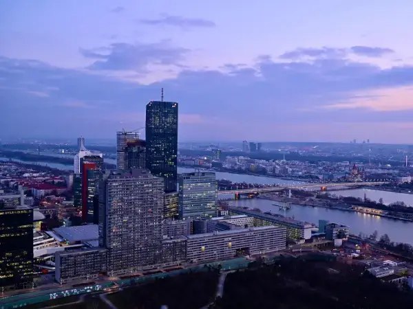 Abendliche Skyline von Wien an der Donau mit modernen Bürohochhäusern – Symbol für Gaia Sex Tech als B2B-Sextoy-Hersteller in Österreich.