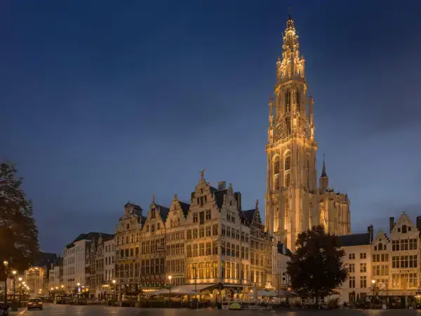 Avondzicht op de Onze-Lieve-Vrouwekathedraal en historische gevels in Antwerpen, symbool voor Gaia Sex Tech en partnerschappen met Belgische merken.