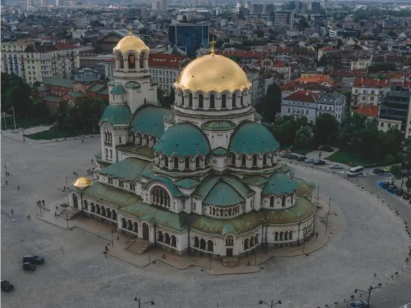 Катедралата „Свети Александър Невски“ в София, България, заснета от въздуха с нейните златни куполи и околните градски сгради.