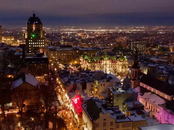 Vue nocturne du centre-ville de Québec avec ses bâtiments historiques illuminés, représentant le marché francophone canadien que Gaia Sex Tech dessert.
