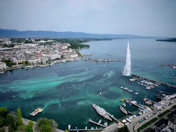 Vue aérienne du Jet d’Eau sur le lac Léman à Genève, symbole de la Suisse moderne et de l’implantation locale de Gaia Sex Tech.