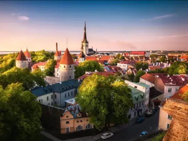 Tallinna vanalinna vaade punaste katuste ja kirikutornidega päikeseloojangul.