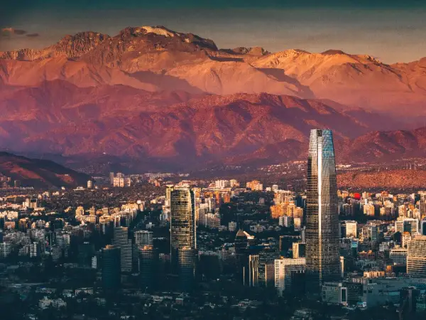 Panorámica de Santiago de Chile con la Cordillera de los Andes, representando el mercado local que Gaia Sex Tech apoya con soluciones B2B.