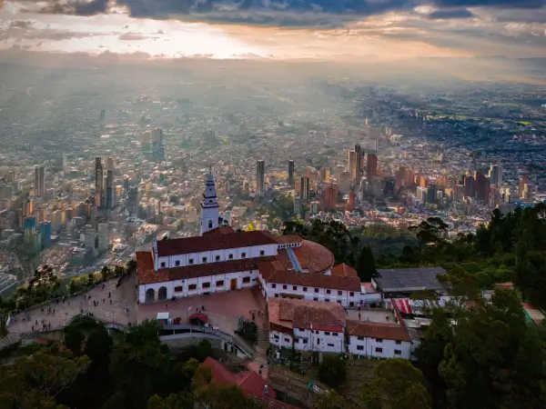 Vista aérea del Cerro Monserrate con la ciudad de Bogotá al fondo.