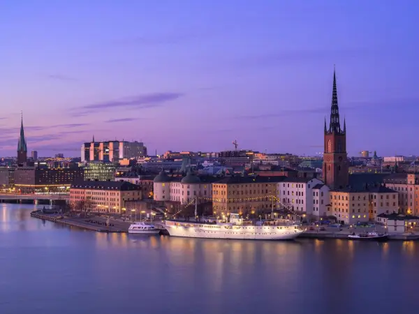 Kvällsutsikt över Stockholms stad med upplysta byggnader och vatten
