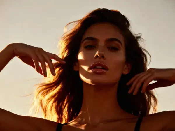 Nabij portret van een zelfverzekerde vrouw in warm zonlicht, symbool voor vrouwelijke sensualiteit en Gaia Sex Tech in België.
