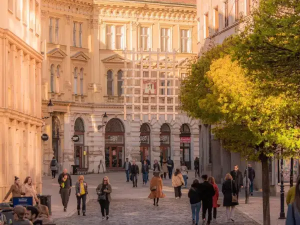 Jesenná pešia ulica v historickom centre Bratislavy s ľuďmi medzi historickými budovami – ilustračné foto pre stránku O nás B2B výrobcu sexuálnych hračiek Gaia Sex Tech.