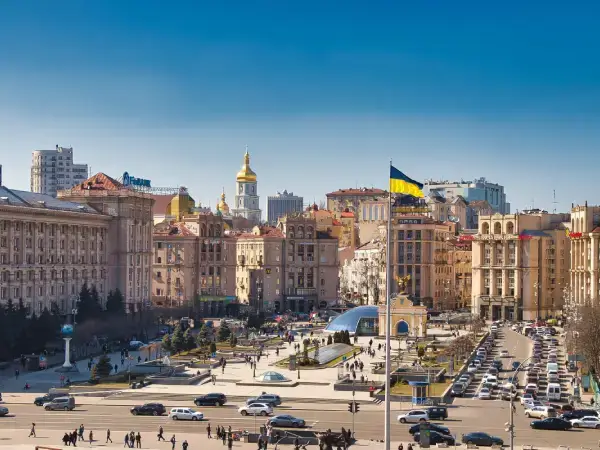 Панорама Майдану Незалежності в Києві з українським прапором – сучасний діловий центр для партнерств Gaia Sex Tech в Україні.