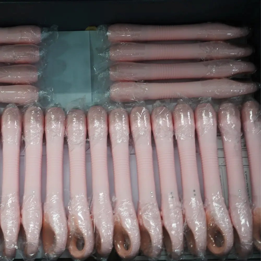 輸送用にまとめて梱包されたピンク色の製品。コスト削減につながる梱包方法を示しています。